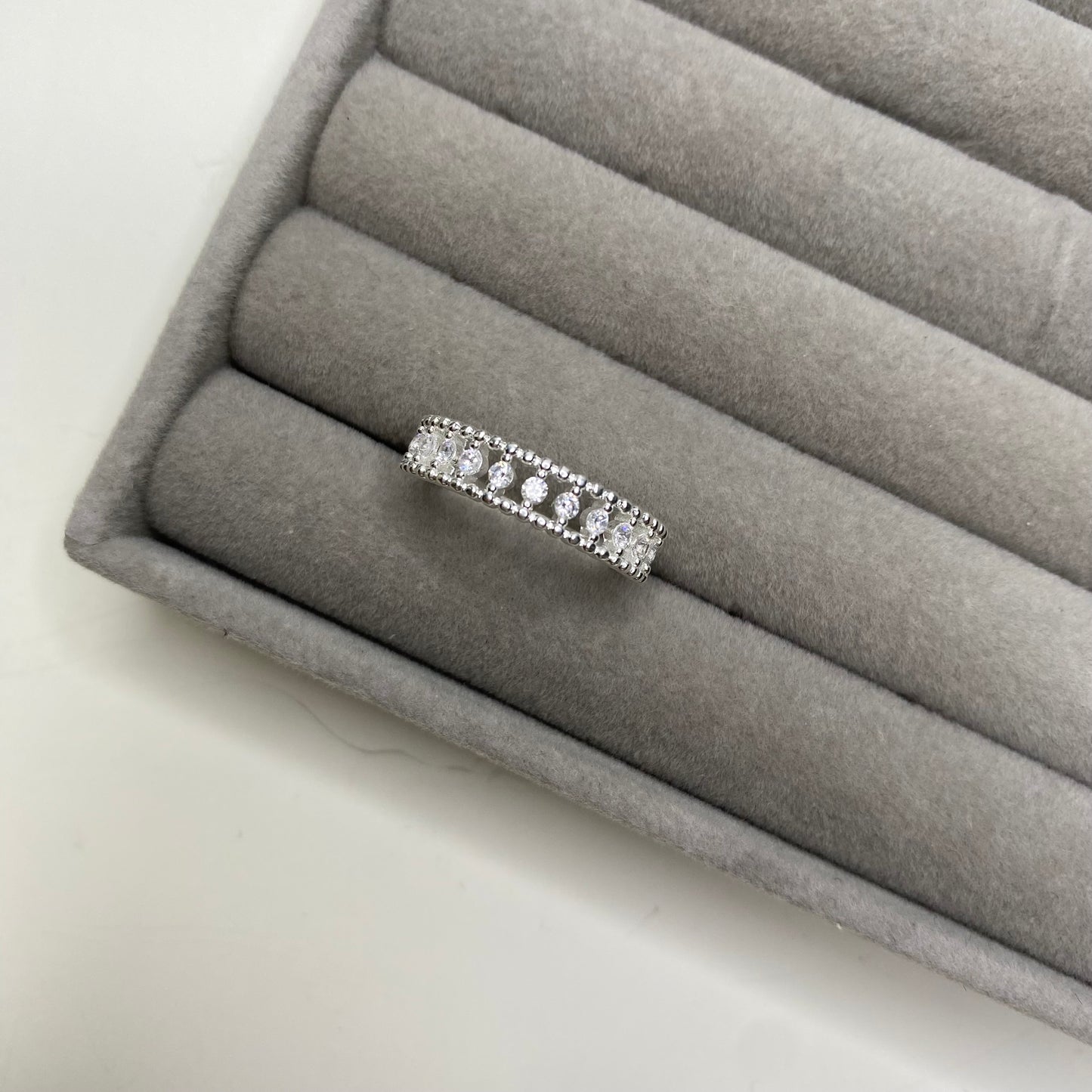 Anel cravação completa de zircônias brancas