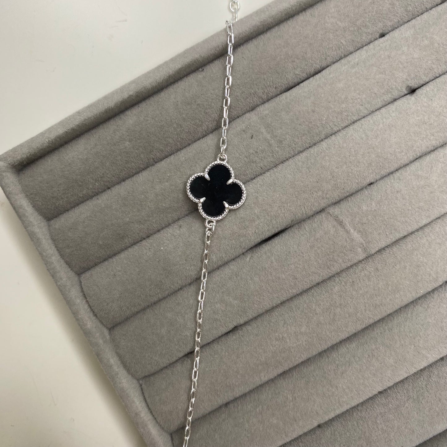 Pulseira trevo - preto (Virgínia)