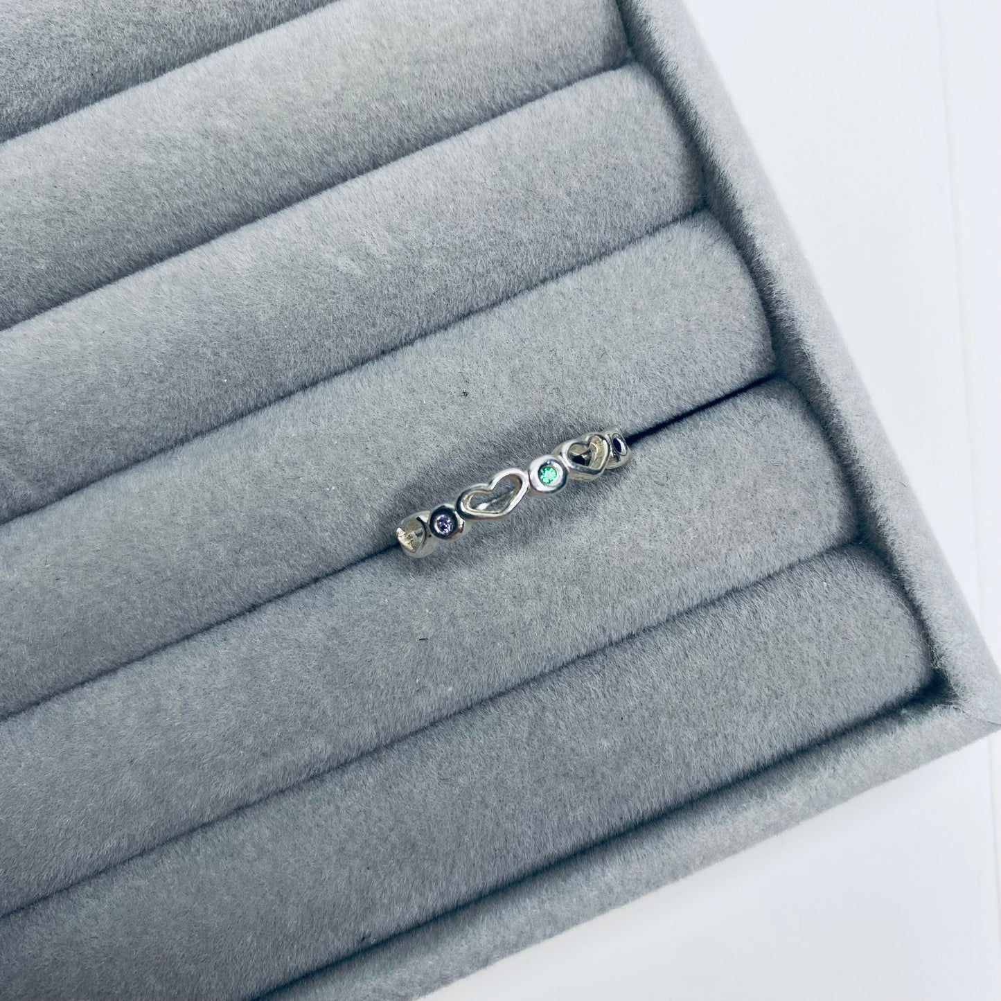 Anel coração vazado com pedras coloridas