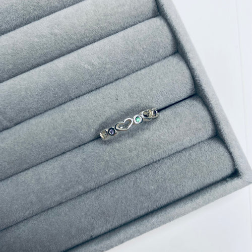 Anel coração vazado com pedras coloridas