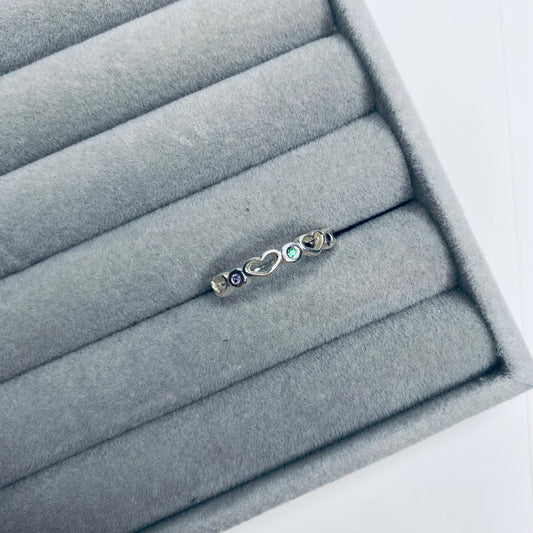 Anel coração vazado com pedras coloridas