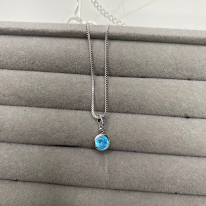 Colar com ponto de luz azul