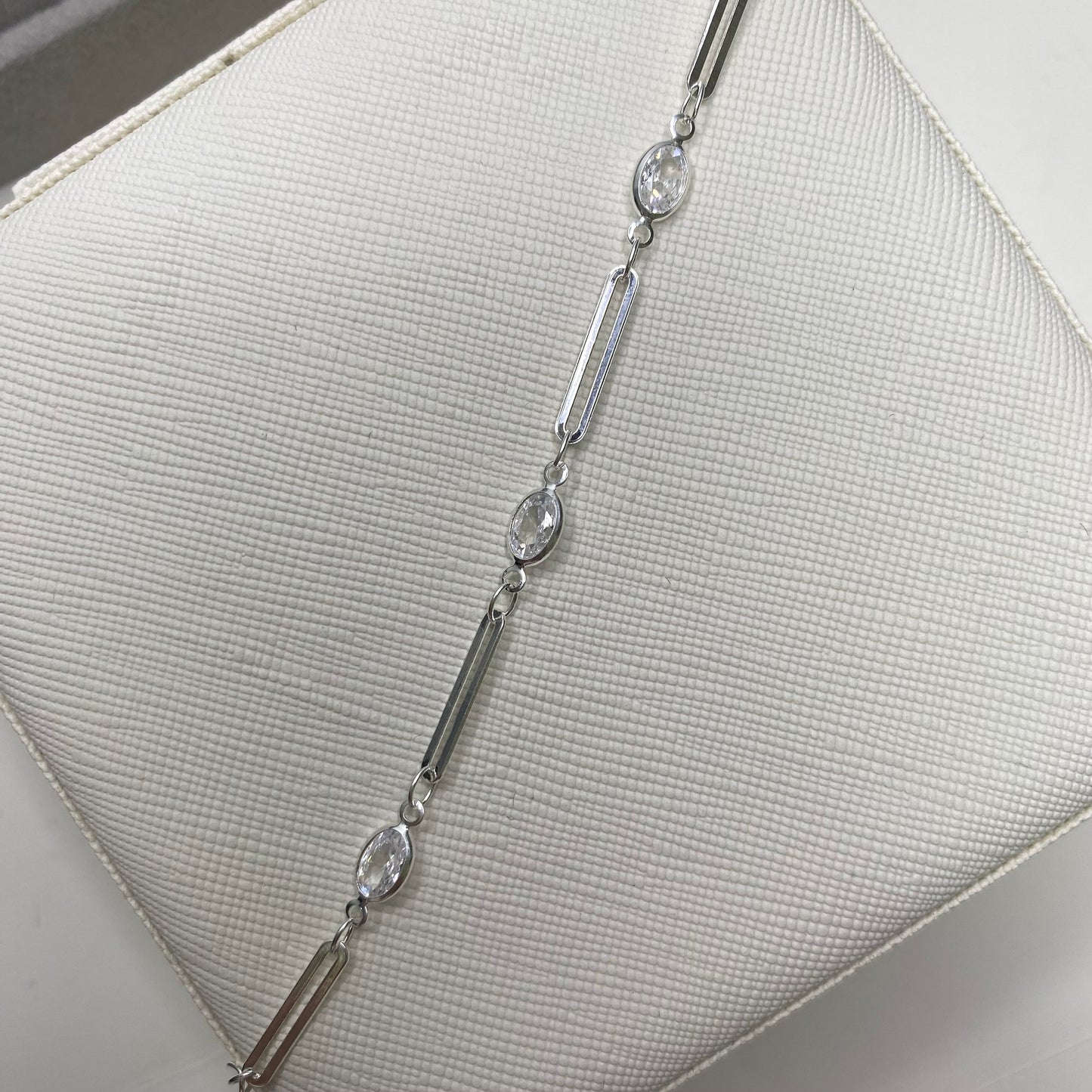 Pulseira elos alongados e pedras em zircônia