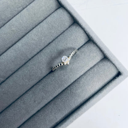 Anel trabalhado com pedra de zircônia