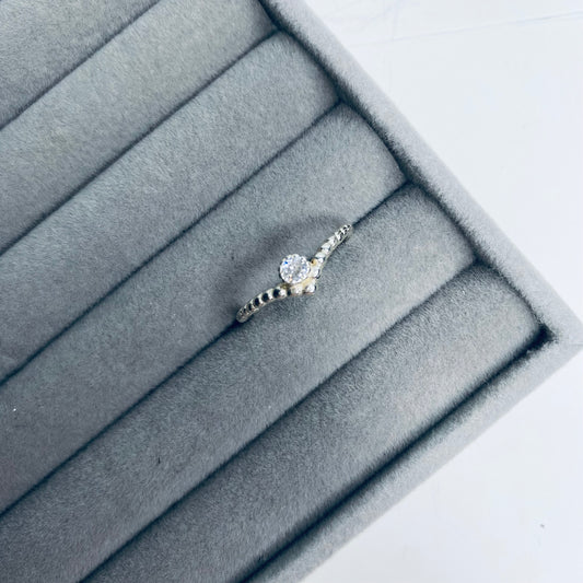 Anel trabalhado com pedra de zircônia