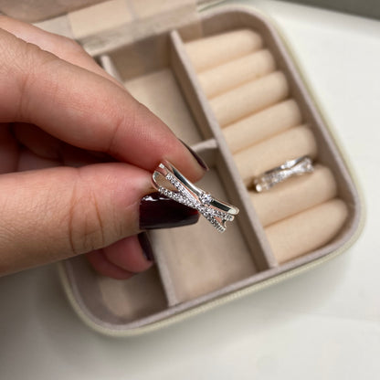 Anel com design triplo e pedra cravejadas